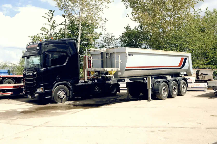 Scania mit Kipperauflieger