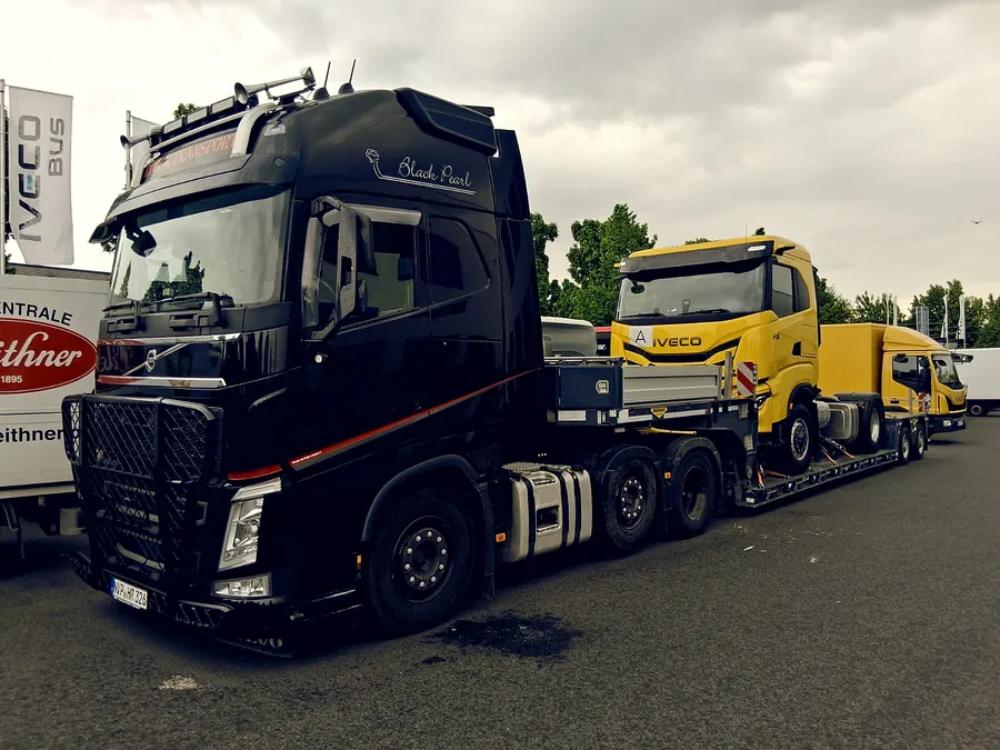Black Pearl Volvo FH mit geladener IVECO Zugmaschine auf dem Tieflader