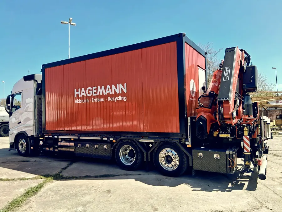 Volvo Kranwagen mit Fassi-Ladekran und Hagemann-Wechselkoffer